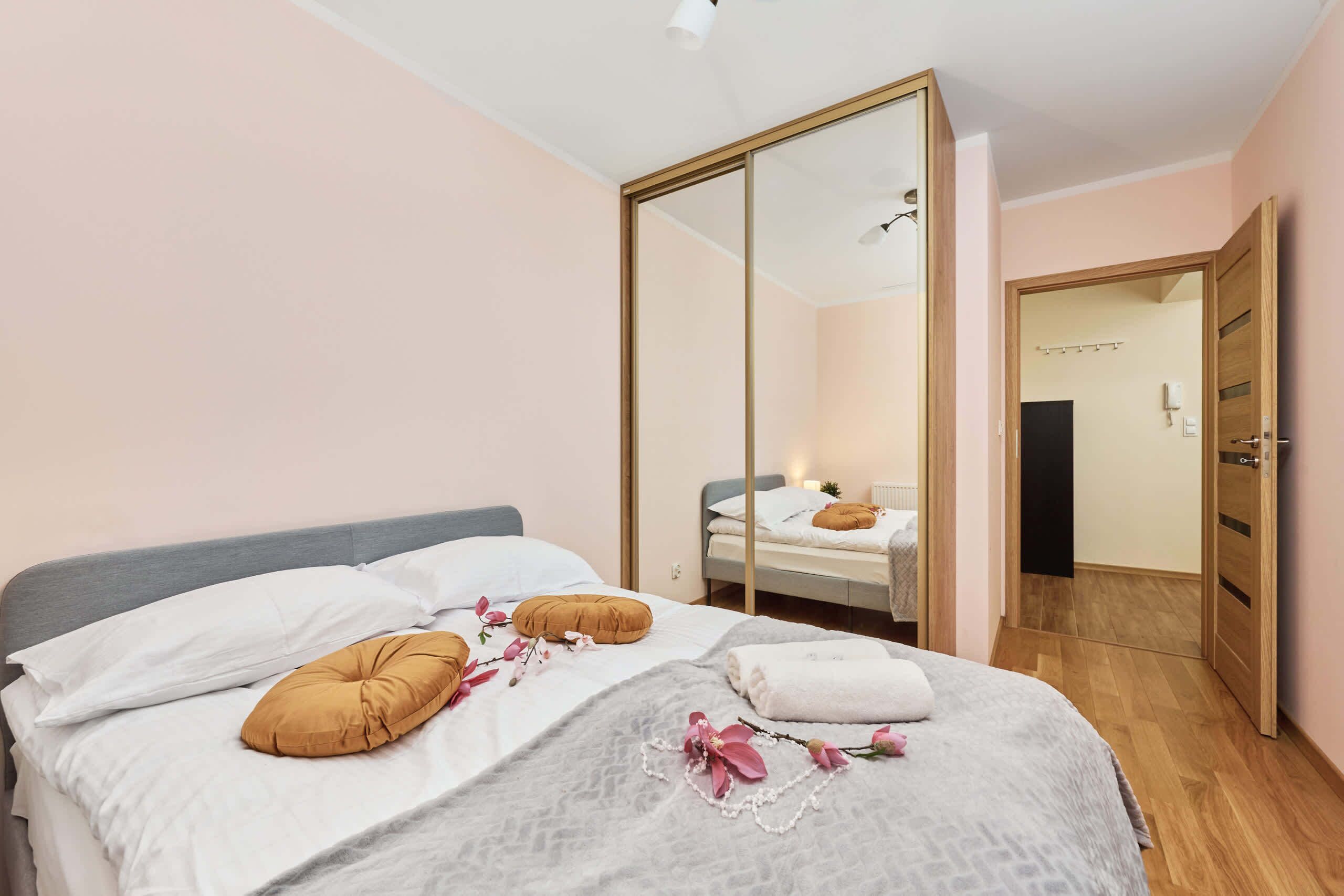 1 habitación, escritorio, tabla de planchar con plancha y wifi 