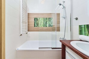 Bañera, secador de pelo, toallas y jabón