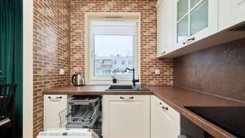 Frigorífico, horno, placa de cocina y lavavajillas