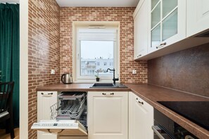 Jääkaappi, uuni, liesi, astianpesukone