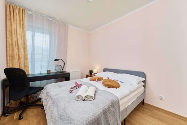 1 habitación, escritorio, tabla de planchar con plancha y wifi
