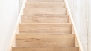 Un escalier en bois au design simple, sans garde-corps apparent.