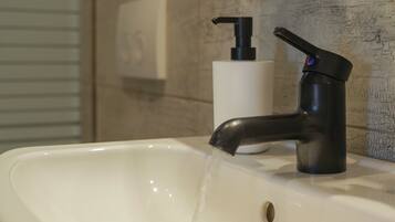 Suihku, hiustenkuivaaja, pyyhkeet, saippua