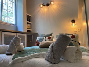 4 bedrooms, WiFi, bed sheets
