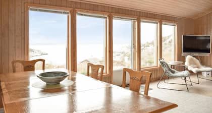 Beautiful home in Bokn with WiFi