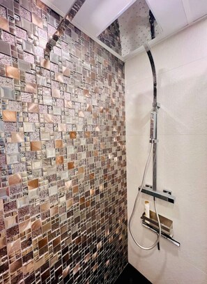 Dusche, Haartrockner, Handtücher, Seife