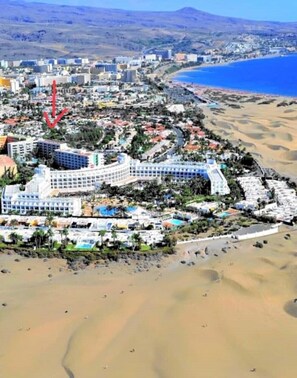 Nära stranden och solstolar