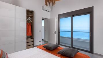 3 bedrooms, in-room safe, iron/ironing board, travel cot