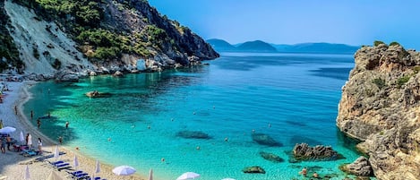 Accommodatie ligt op het strand, ligstoelen, strandlakens