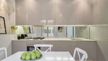 Kjøleskap, mikrobølgeovn, ovn og kokeplater