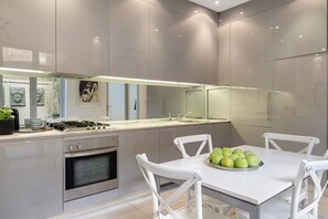 Kylskåp, mikrovågsugn, ugn och spishäll