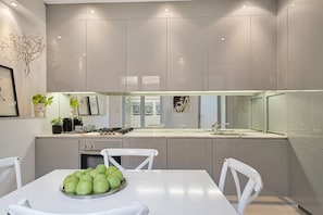 Frigorífico, microondas, horno y placa de cocina
