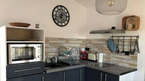 Kaffetrakter/tekoker, kjøleskap, mikrobølgeovn og kokeplater