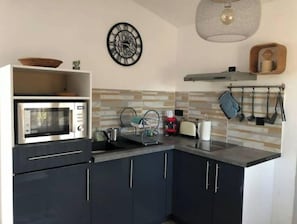Een koelkast, een microgolfoven, een kookplaat