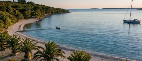 بالقرب من الشاطئ