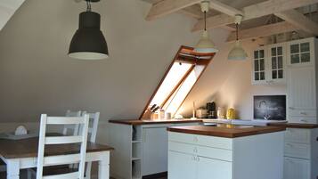 Fridge, oven, stovetop, dishwasher