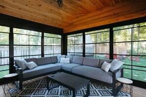 Televisión, chimenea y servicios de streaming