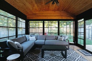 Televisión, chimenea y servicios de streaming 