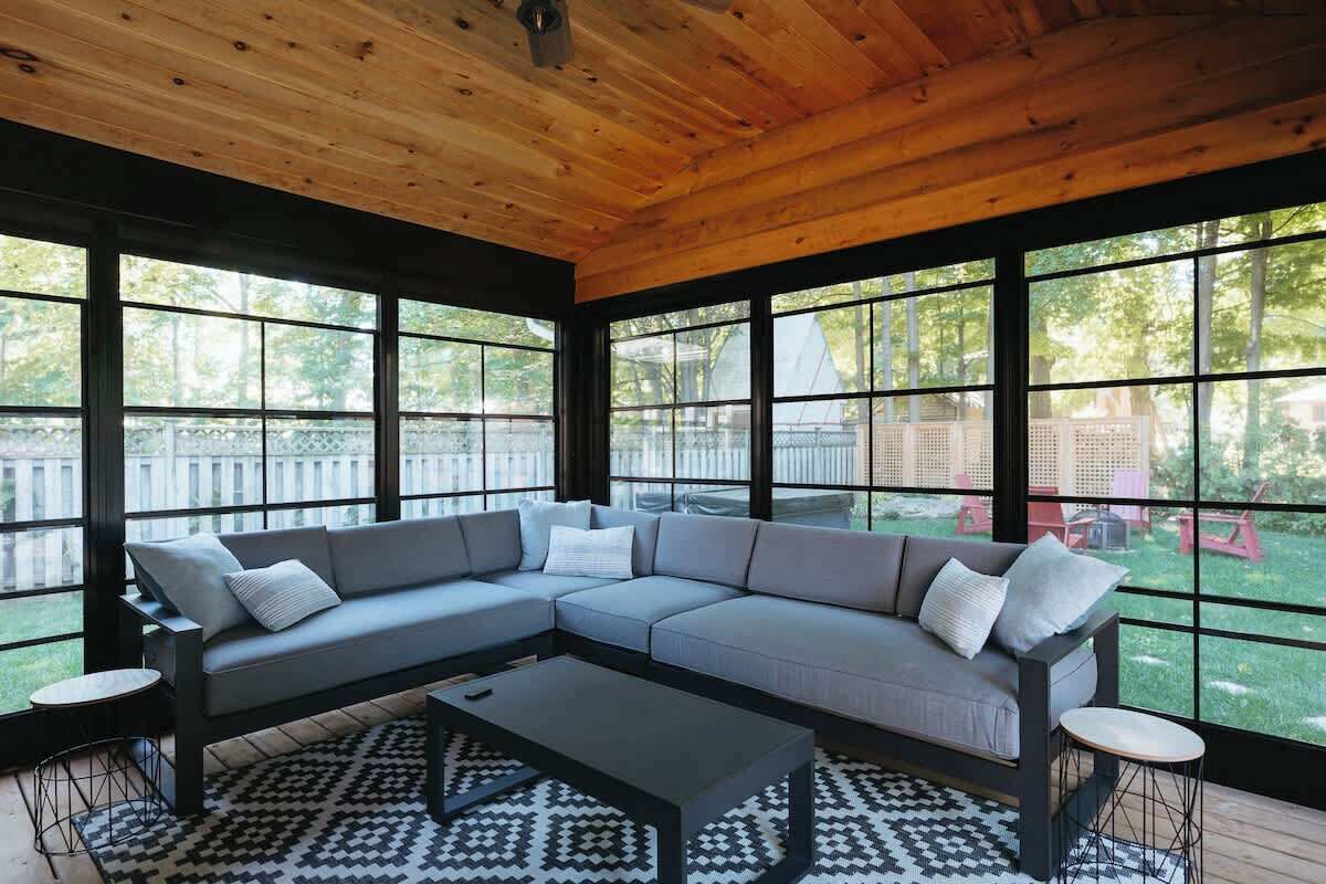 Télévision, cheminée, services de streaming