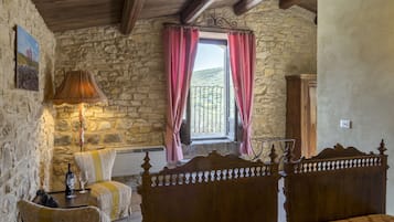 Classic Room | Desk, blackout drapes, free WiFi, bed sheets