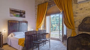 Quadrupla Deluxe | Una scrivania, tende oscuranti, Wi-Fi gratuito, lenzuola
