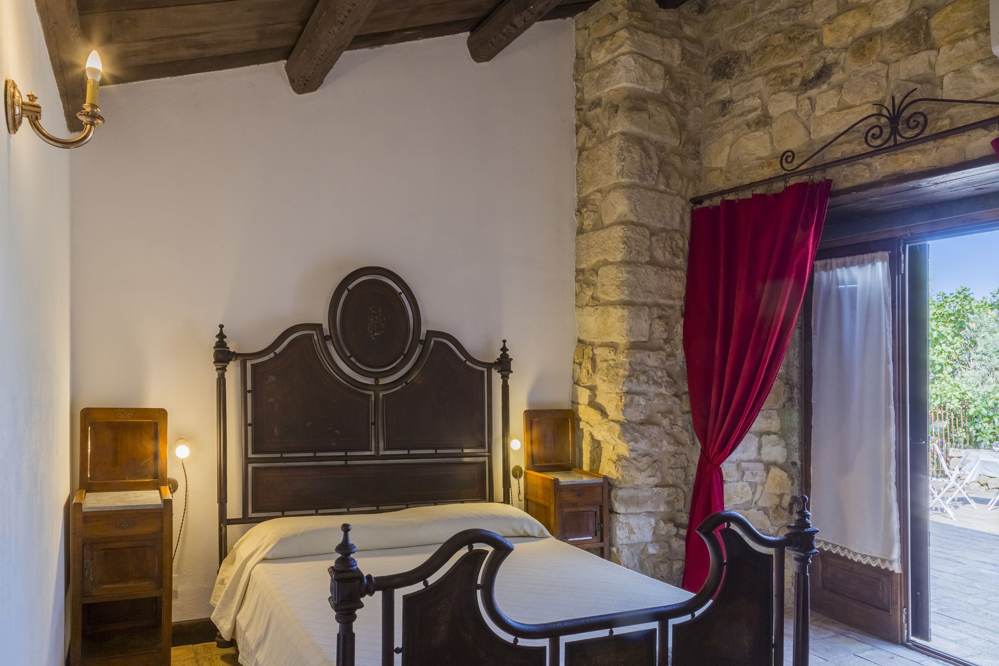 Deluxe Studio Suite | Desk, blackout curtains, free WiFi, bed sheets