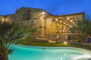 Seasonal outdoor pool - Masseria Fortificata Lo Zafferaneto  (Buccheri)