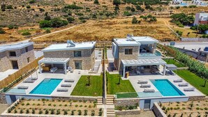 A modern villa with two swimming pools, stone walls, and a lush garden. - New Villa★Prive Pool★Walk to all & Falasarna beach★FREE Daily Breakfast (Falasarna Crete)