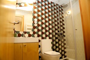 ヘアドライヤー、タオル、石鹸、トイレットペーパー