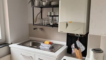 Kühlschrank, Ofen, Herdplatte, Wasserkocher mit Kaffee-/Teezubehör