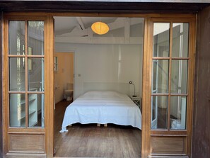 4 chambres, bureau, fer et planche à repasser, lit parapluie