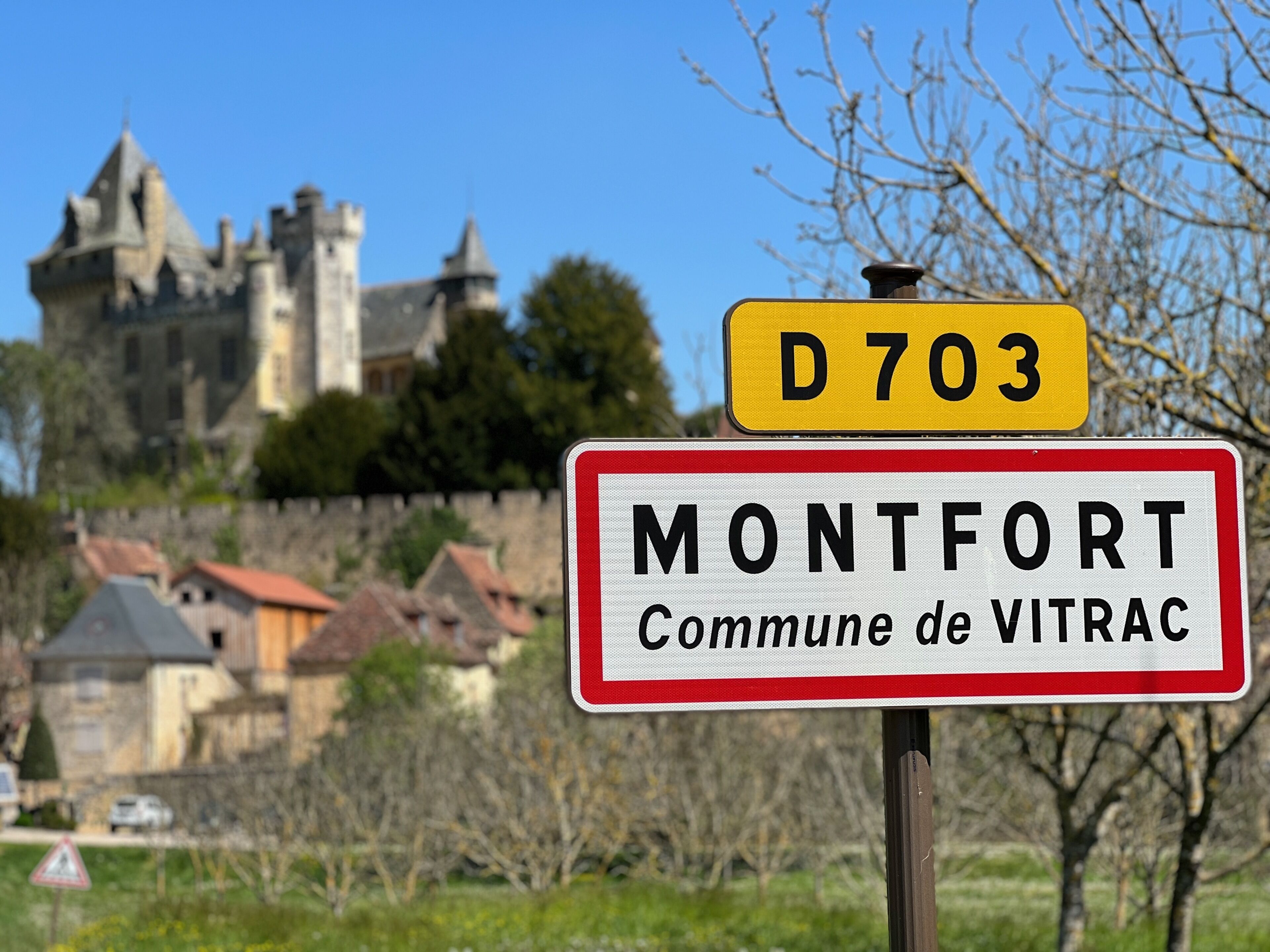 Ein Schild mit der Aufschrift 'D703' und 'MONTFORT', das einen Ort angibt.