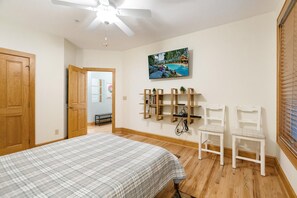 1 habitación, tabla de planchar con plancha, wifi gratis y ropa de cama