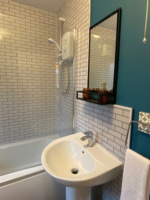 Shower, hair dryer, towels, shampoo - Newly redecorated home for contractors and familes! (Wolverhampton)