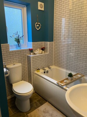 Douche, sèche-cheveux, serviettes fournies, shampoing
