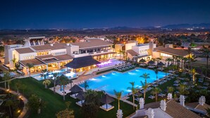 Un complexe hôtelier doté d’une grande piscine, de plusieurs bâtiments et d’une pelouse bien entretenue.