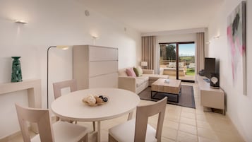 Suíte júnior, 1 cama Queen e sofá-cama, terraço | Área de estar | TV