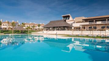 Una piscina al aire libre