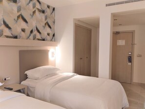 Desk, laptop workspace, free WiFi, bed sheets -  Ona Hacienda del Alamo Golf Resort (Fuente Alamo de Murcia)