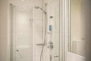 Shower, free toiletries, hair dryer, towels - Hotel Emmerich (Winningen)