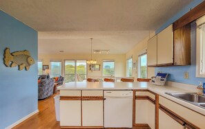 Réfrigérateur, micro-ondes, lave-vaisselle, cafetière/bouilloire