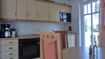Wasserkocher mit Kaffee-/Teezubehör, Kühlschrank, Mikrowelle, Ofen