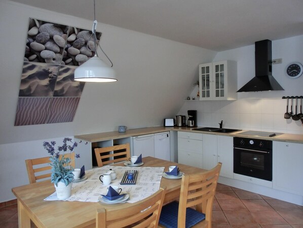 Fridge, oven, stovetop, dishwasher - Zentral Gelegene 2- Zi.-fewo Befindet Sich im 2. Obergeschoss (Graal-Müritz)