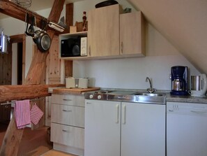 Kühlschrank, Mikrowelle, Herdplatte, Wasserkocher mit Kaffee-/Teezubehör