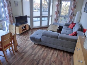 TV, stereo - 3-room apartment close to the beach for up to 6 people with elevator (Graal-Müritz)