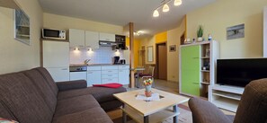 Fernseher, DVD-Player, Stereoanlage