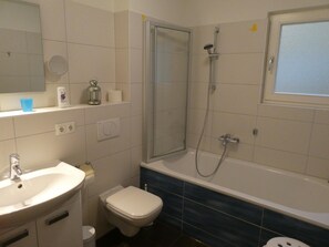 Bathroom - 3-zi-fewo für 4 Pers. im 1. OG, Wlan, Strandnah (Graal-Müritz)