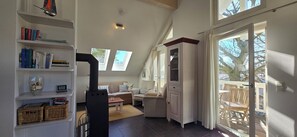 Fernseher, Kamin, Stereoanlage