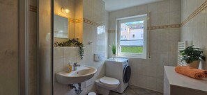 Shower - Beachfront 3-room apartment on the ground floor with terrace (Graal-Müritz)