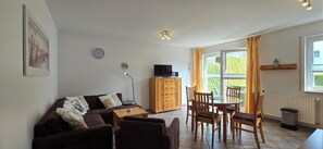 TV, stereo - Beachfront 3-room apartment on the ground floor with terrace (Graal-Müritz)